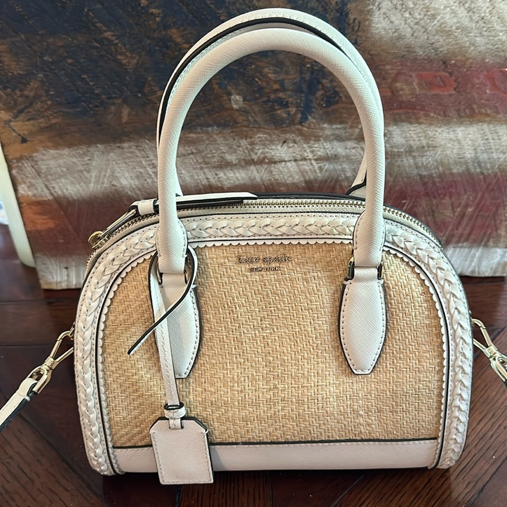 Kate Spade Reiley Straw Satchel. like new, inside pocket two stitches loosened.